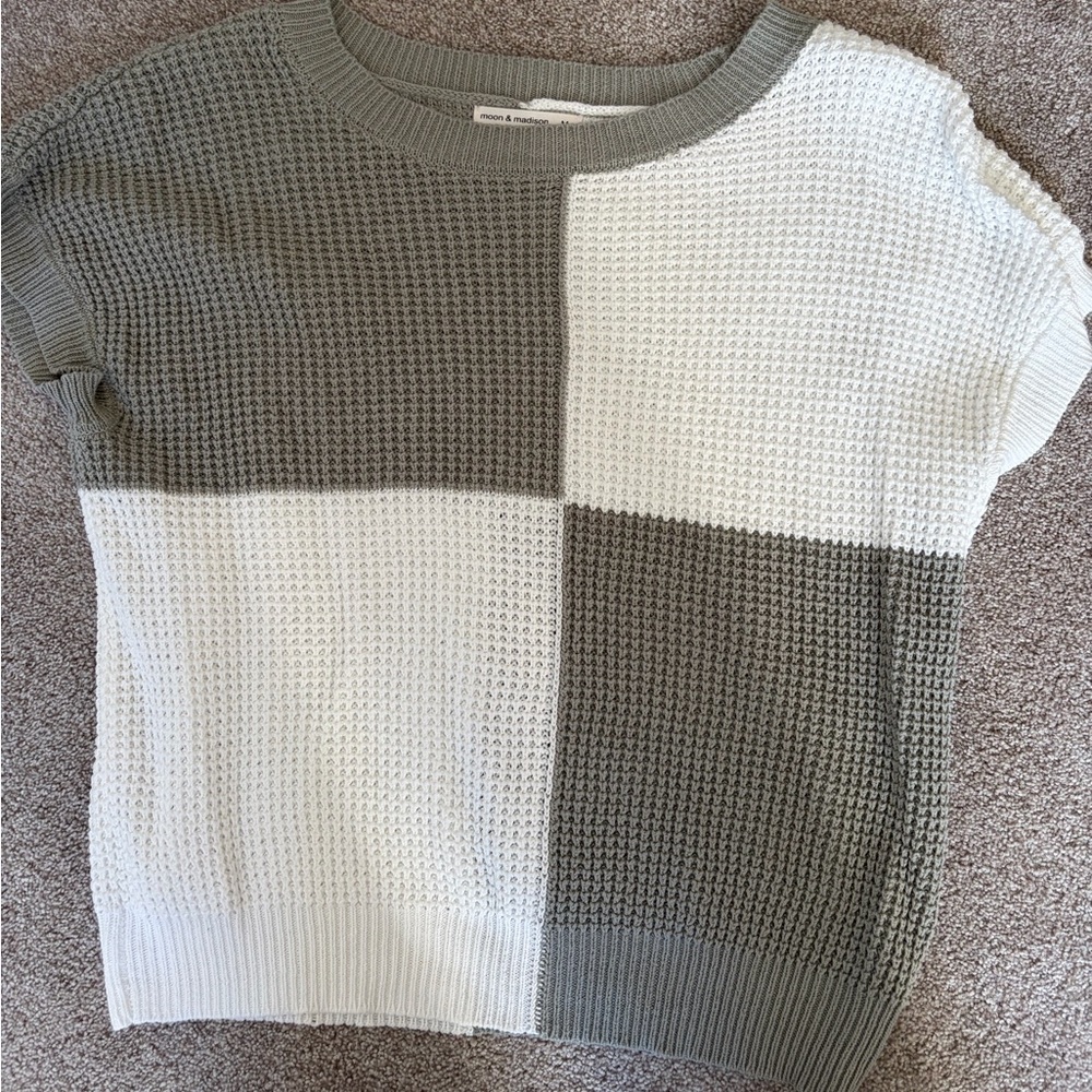 moon & madison White and Olive Colorblock Knit Tee
